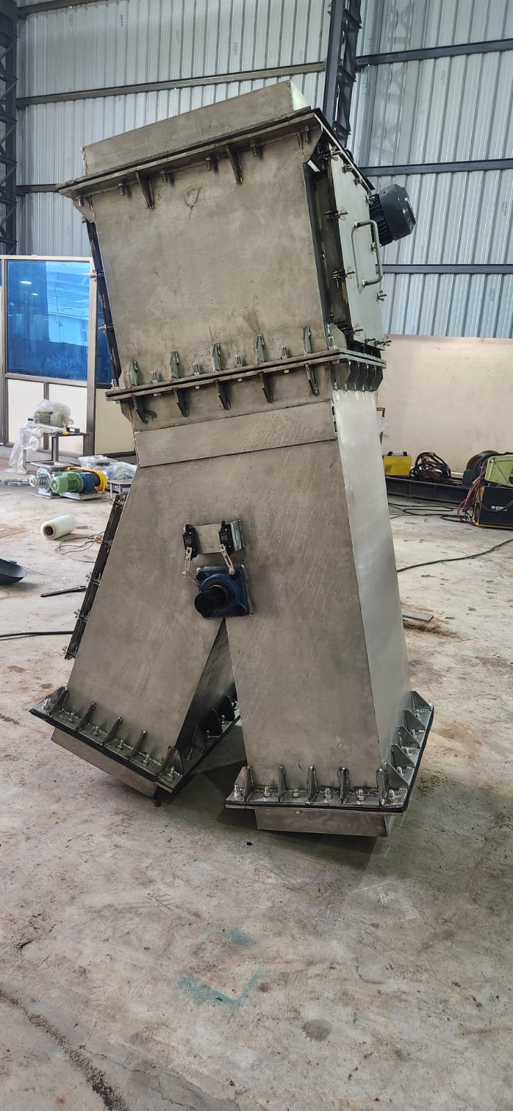 Symmetric stainless steel gravity diverter valve chute