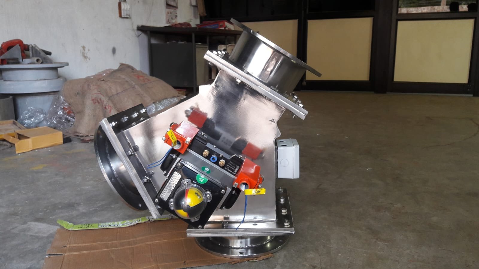 Precision gravity valve with pneumatic actuator and position indicator