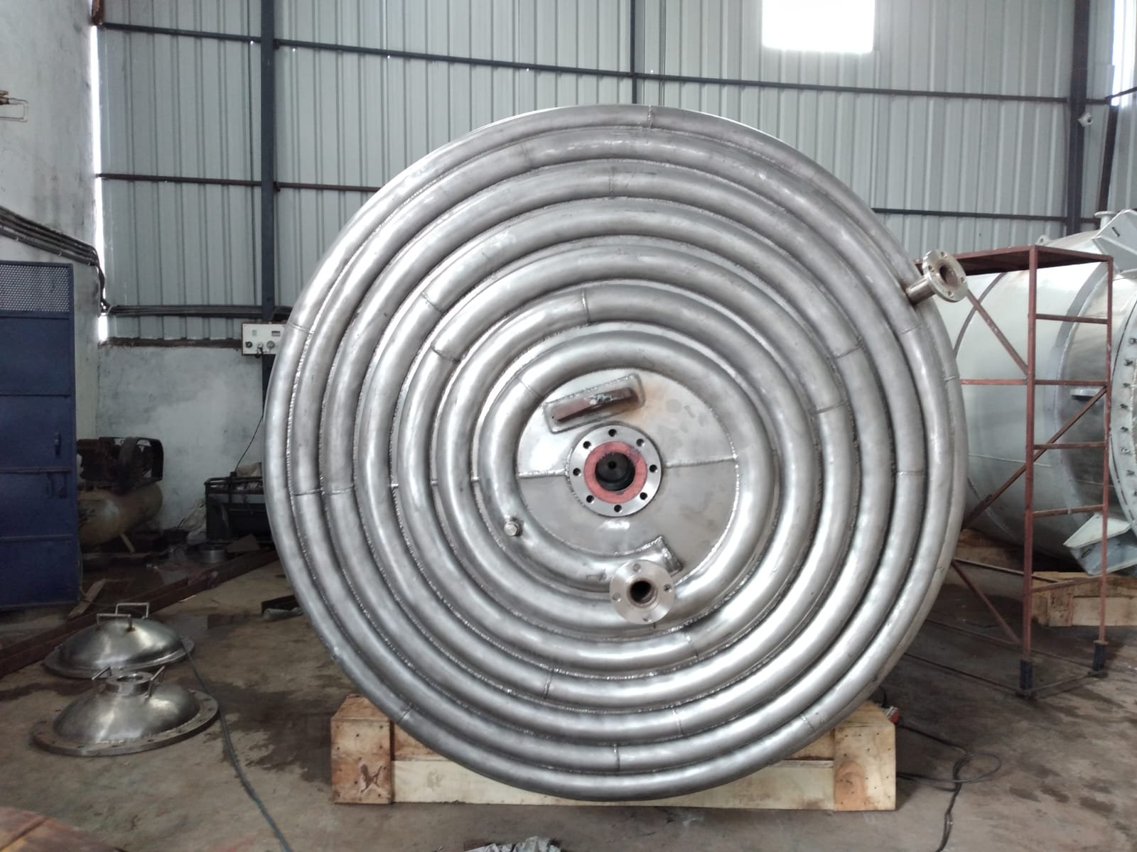 Limpet coil spiral welded on dish end of chemical process reactor