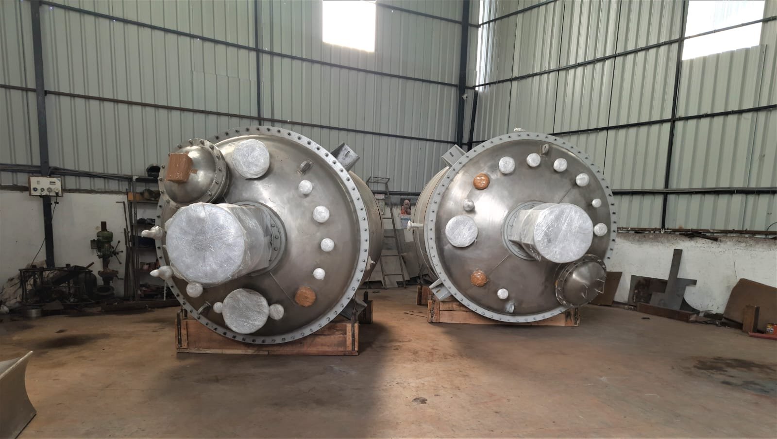 Heavy stainless steel chemical reactors on transport skids