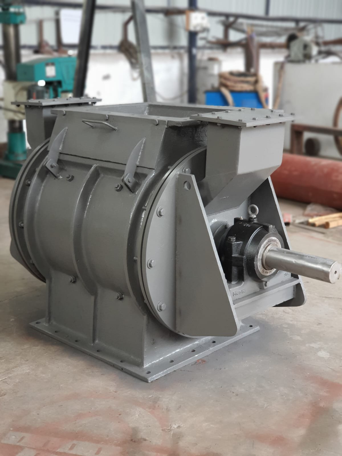 Heavy duty rotary airlock feeder valve for pneumatic conveying